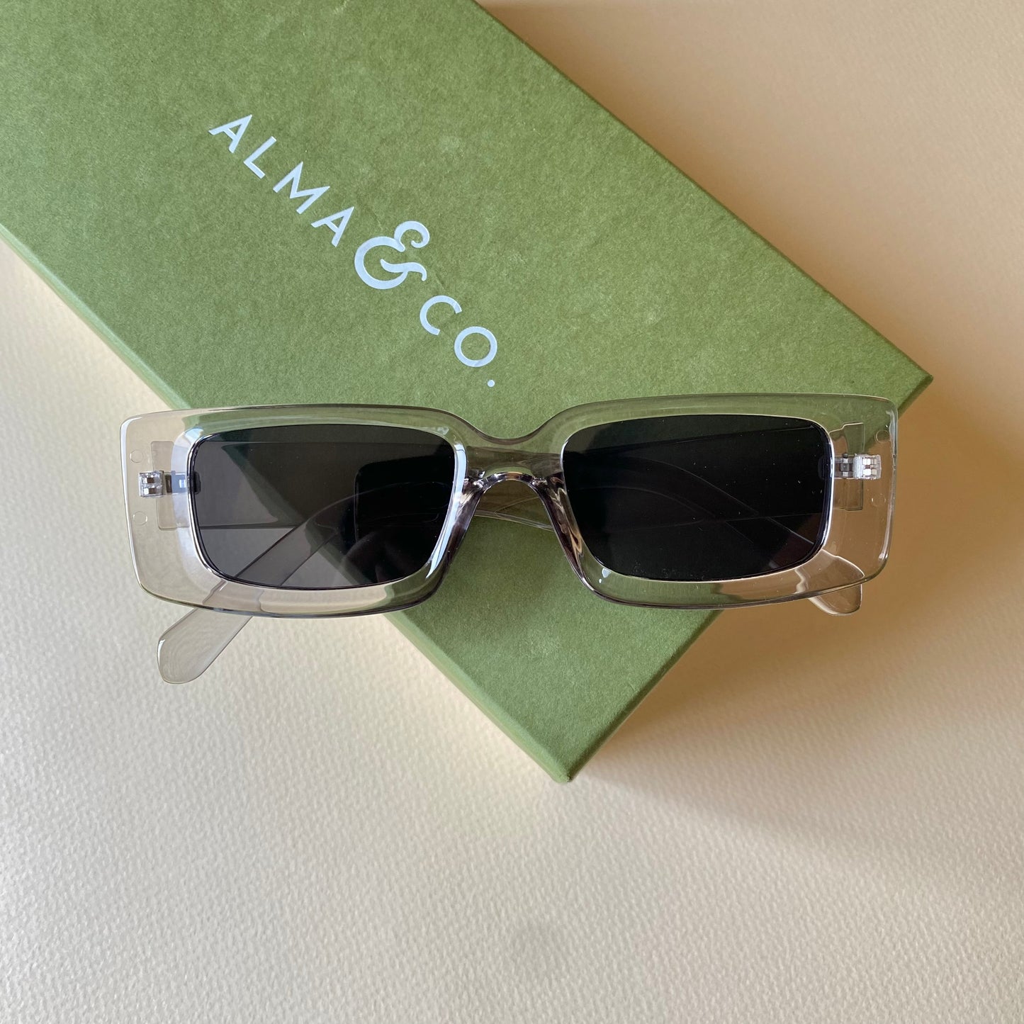 0009-4 Bold Style Rectangular Sunglasses