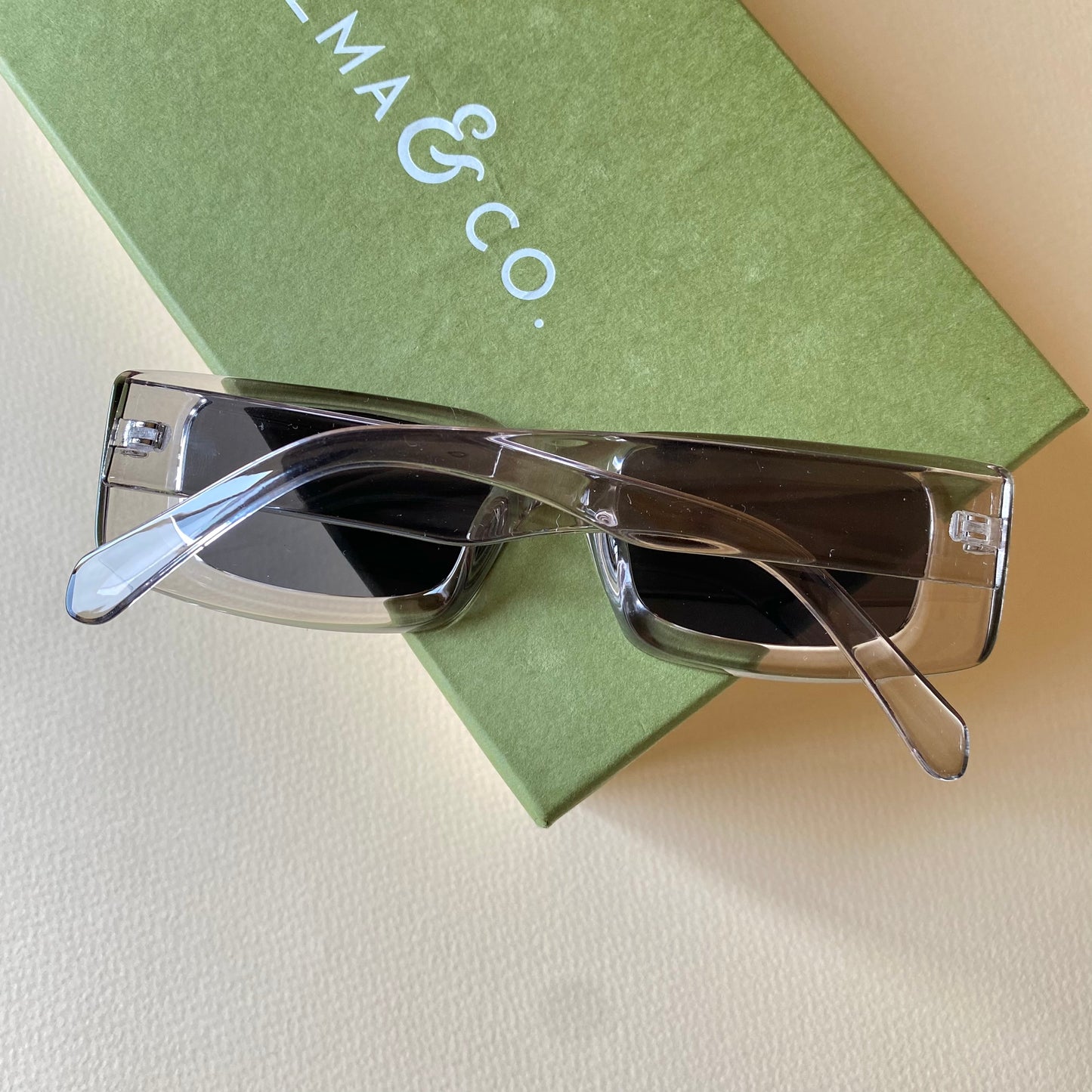 0009-4 Bold Style Rectangular Sunglasses