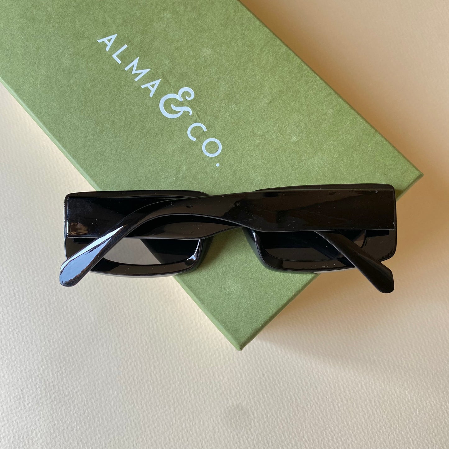 0009-2 Bold Style Rectangular Sunglasses