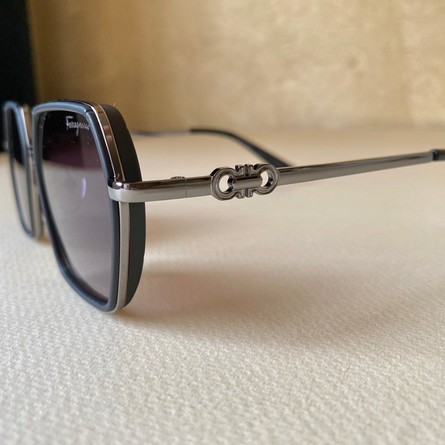 0010-3 Designer-Inspired Metal Frame Sunglasses