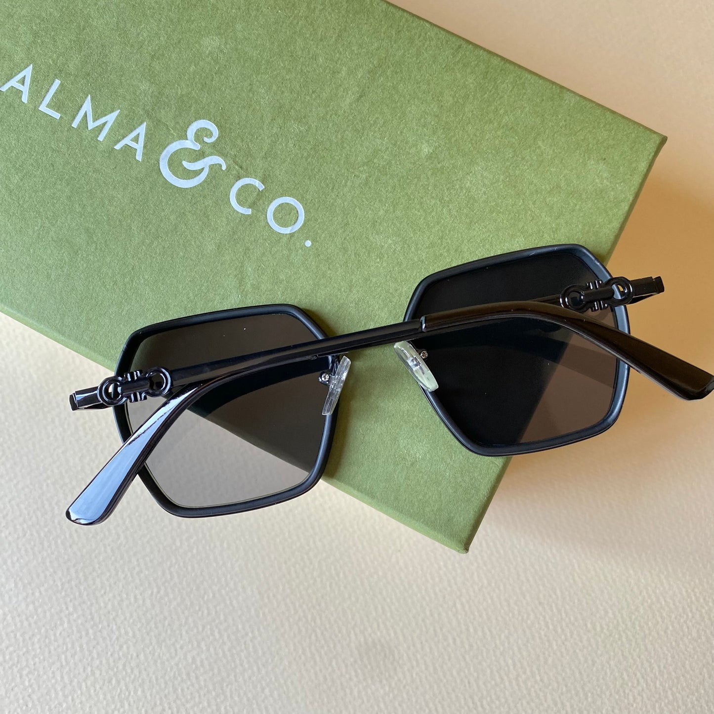 0010-4 Designer-Inspired Metal Frame Sunglasses
