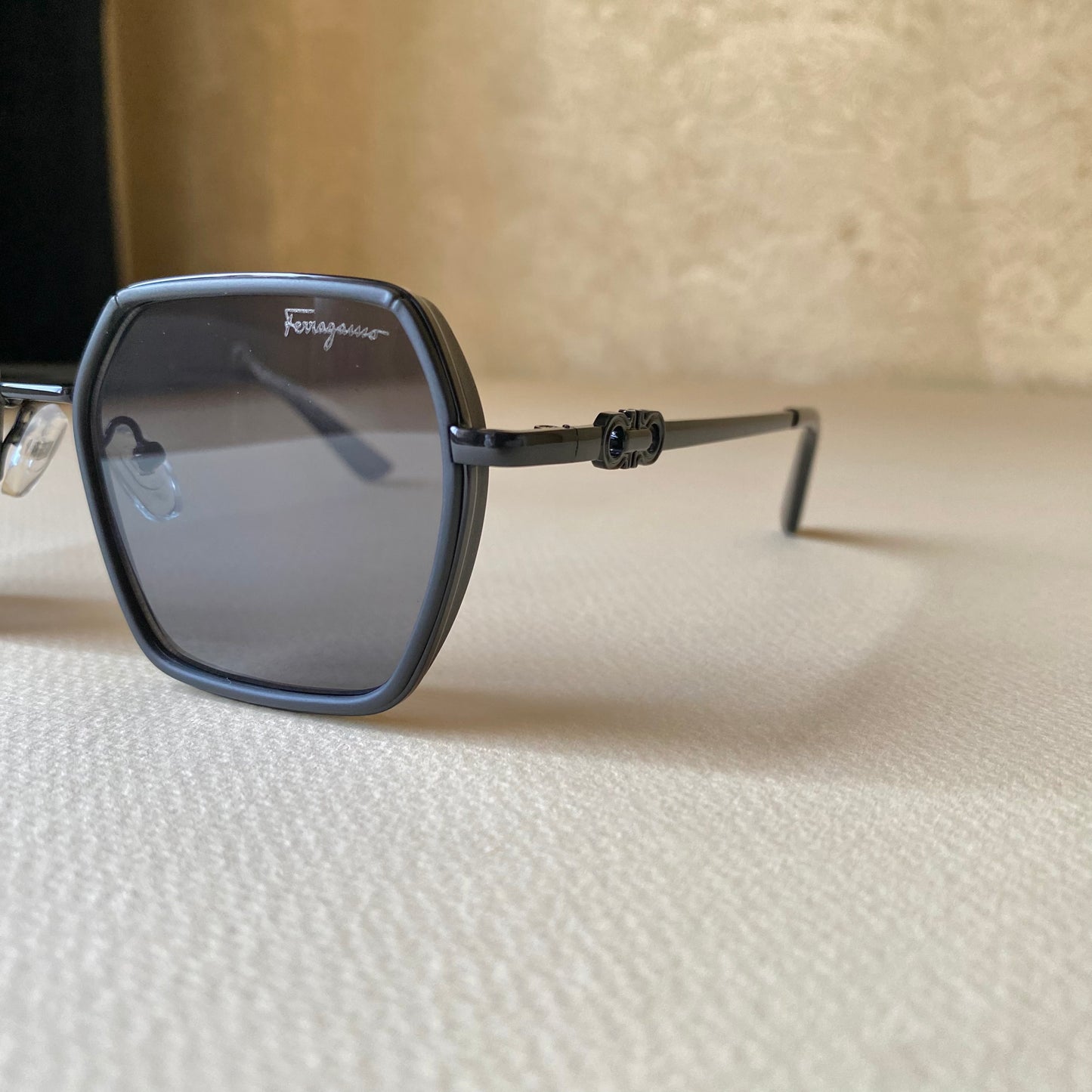 0010-4 Designer-Inspired Metal Frame Sunglasses