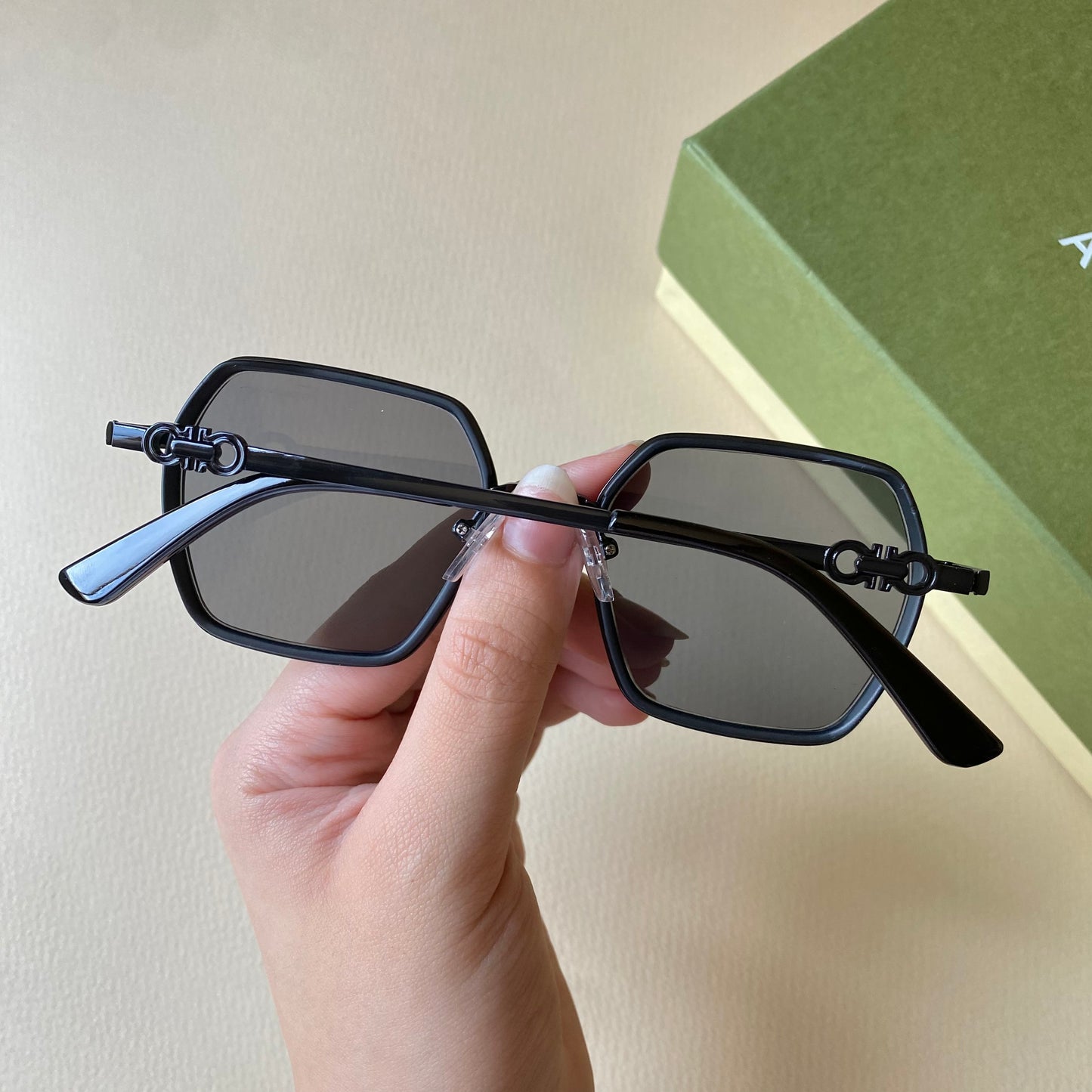 0010-4 Designer-Inspired Metal Frame Sunglasses