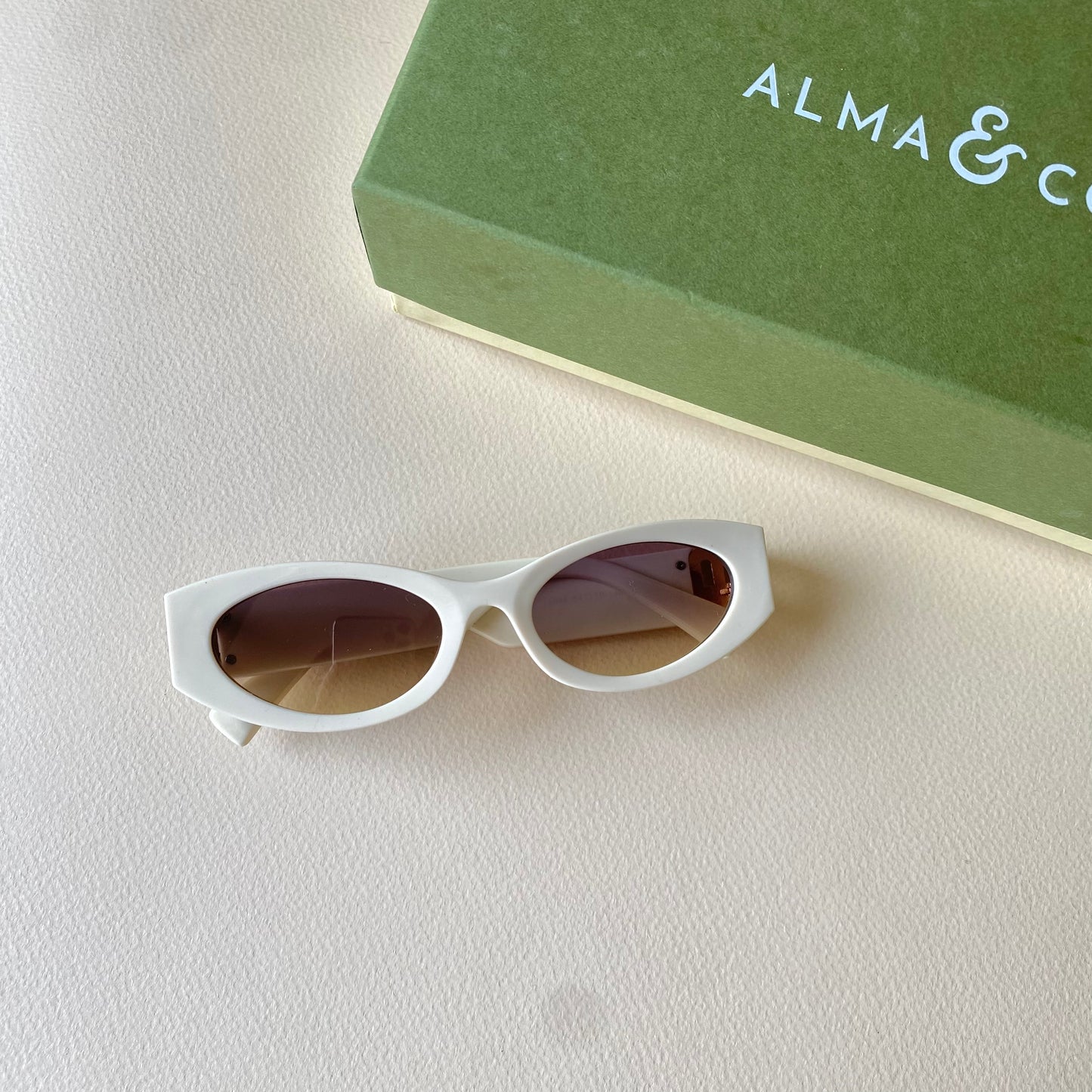 0001-1 Chunky Oval Sunglasses