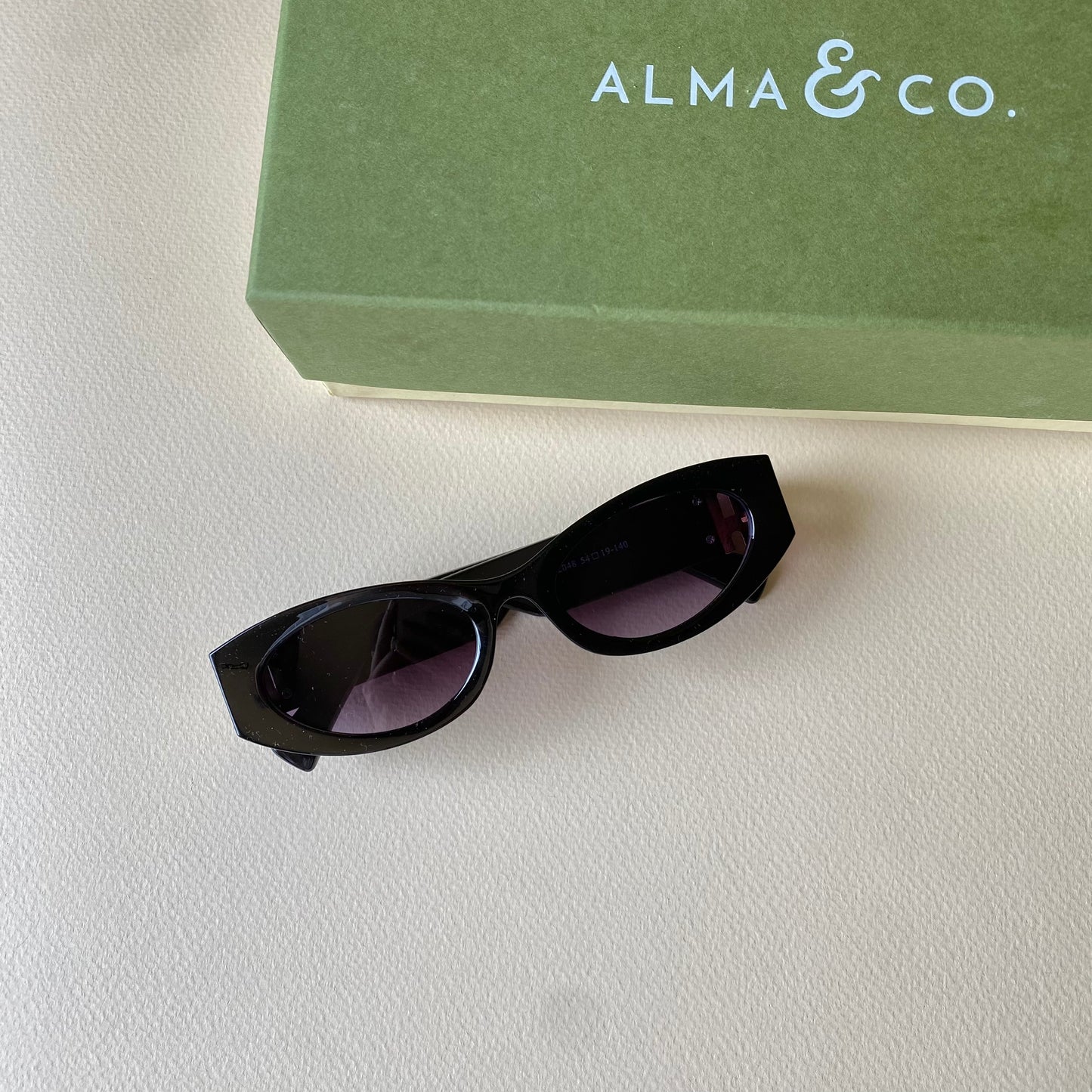 0001-4 Chunky Oval Sunglasses