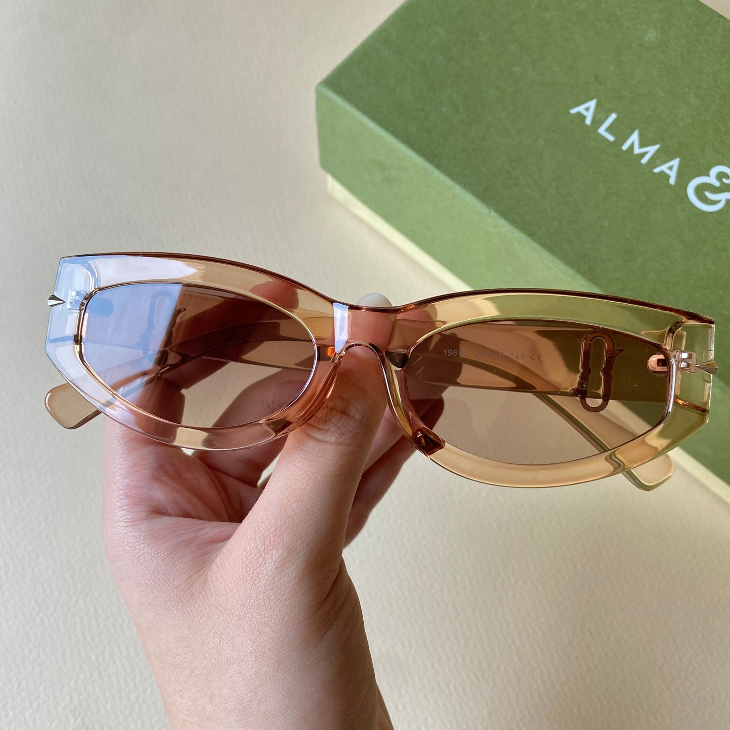 0004-1 Modern Oval Frame Sunglasses