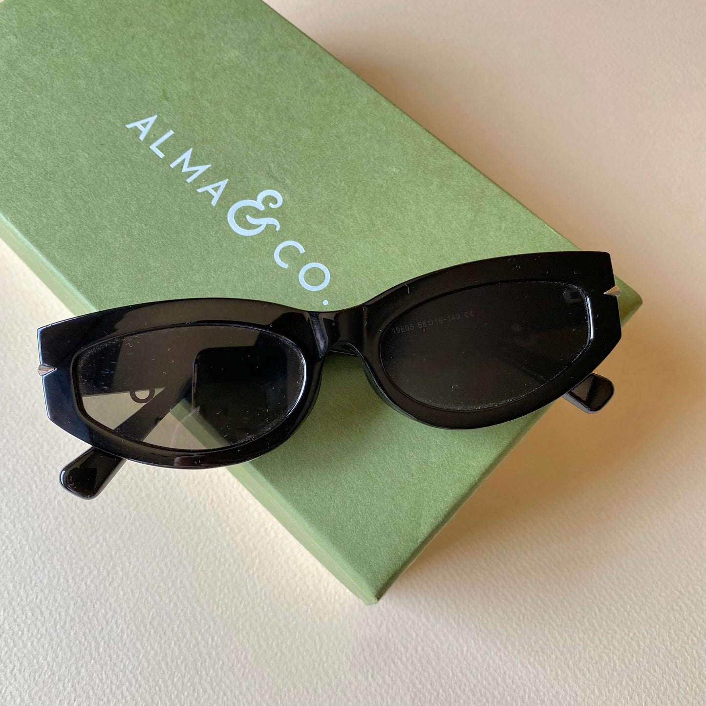 0004-3 Modern Oval Frame Sunglasses