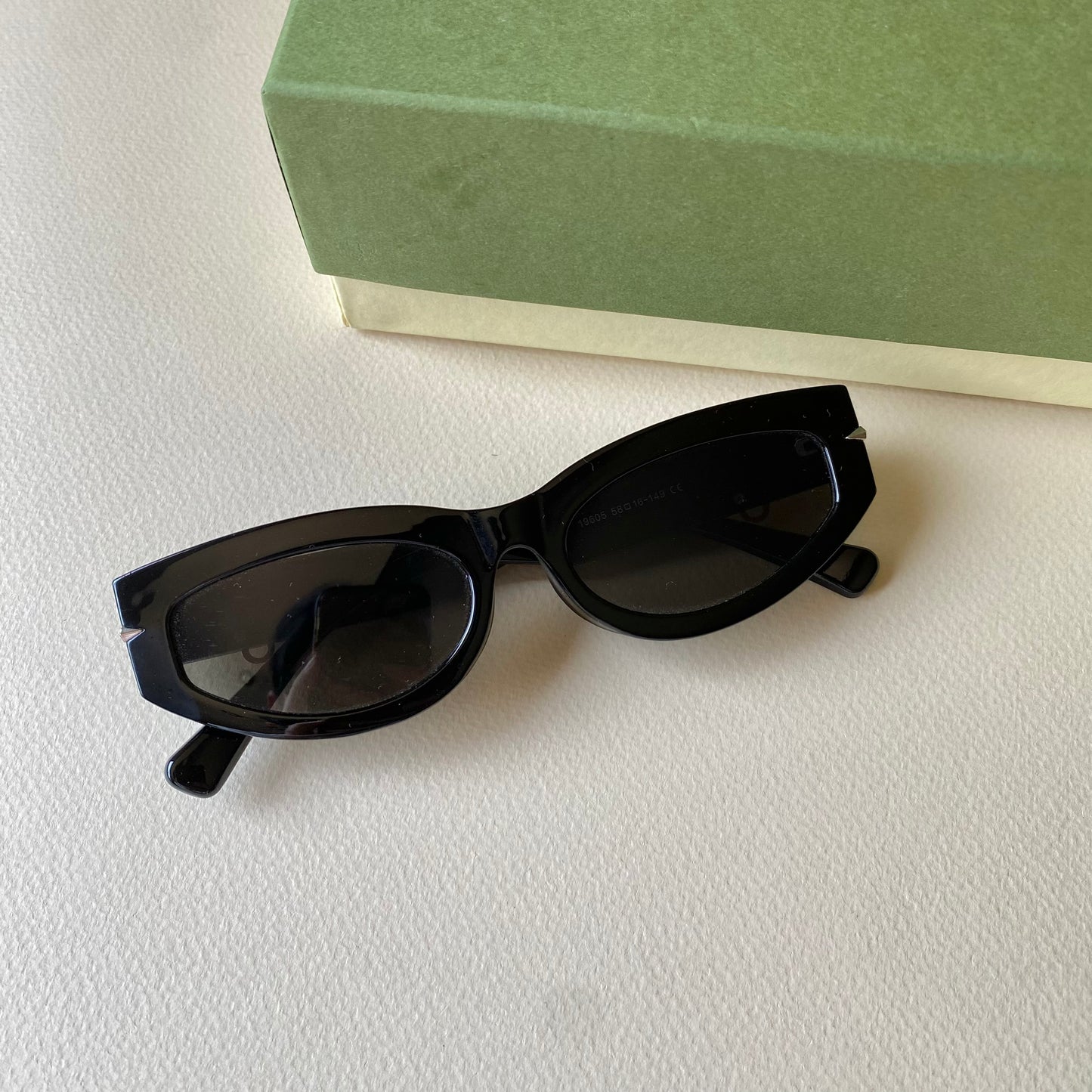 0004-3 Modern Oval Frame Sunglasses