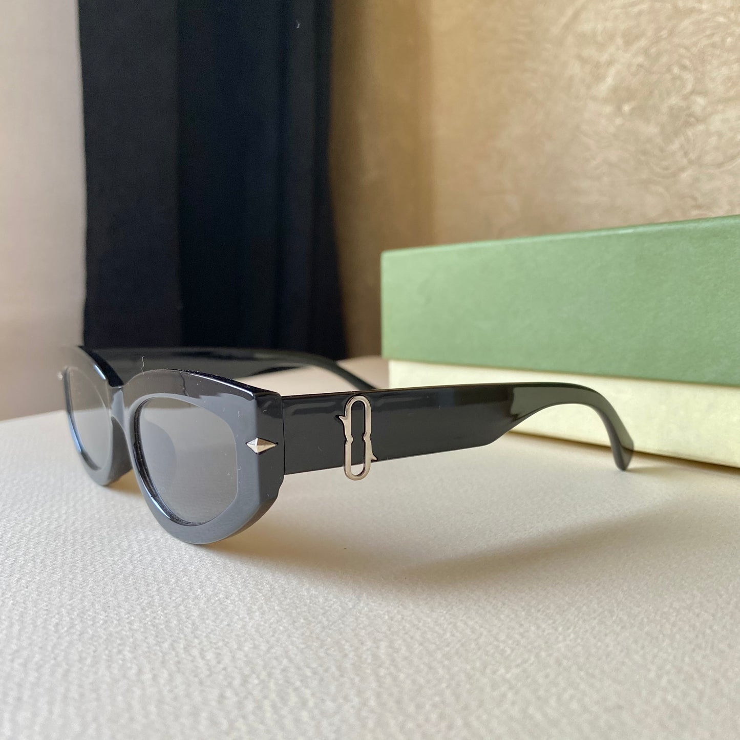 0004-3 Modern Oval Frame Sunglasses