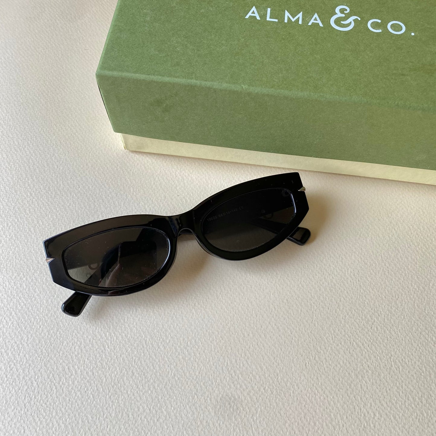 0004-3 Modern Oval Frame Sunglasses