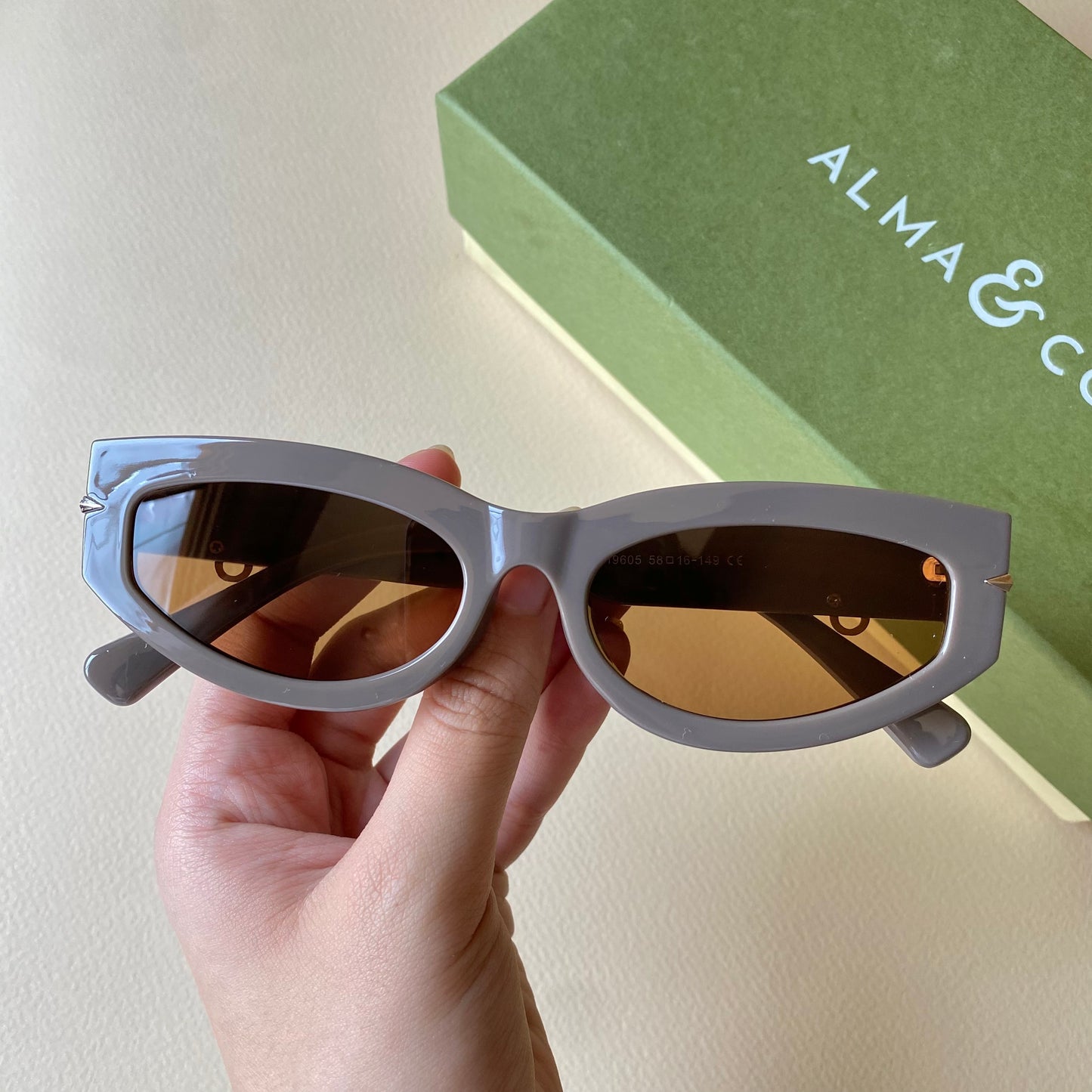 0004-4 Modern Oval Frame Sunglasses