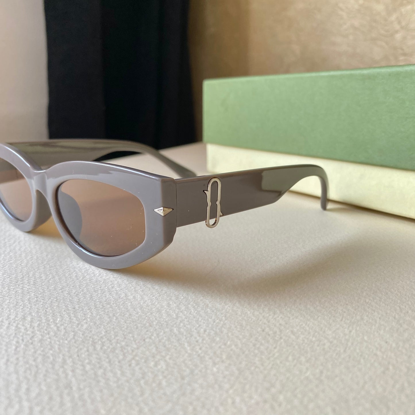 0004-4 Modern Oval Frame Sunglasses