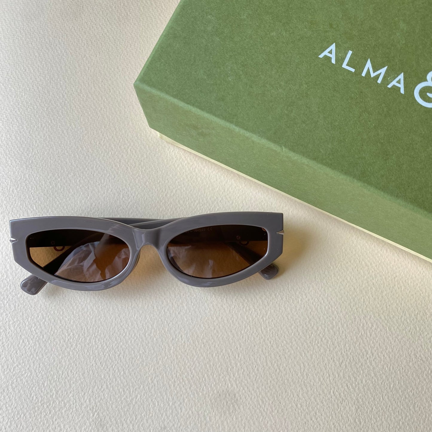 0004-4 Modern Oval Frame Sunglasses
