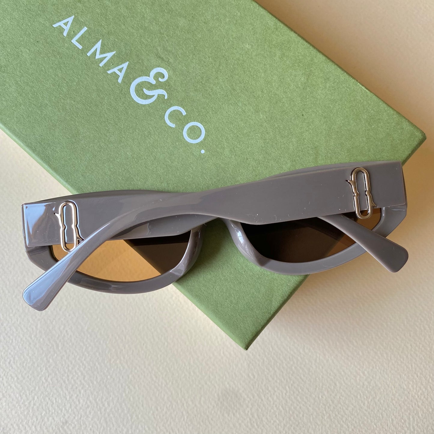 0004-4 Modern Oval Frame Sunglasses