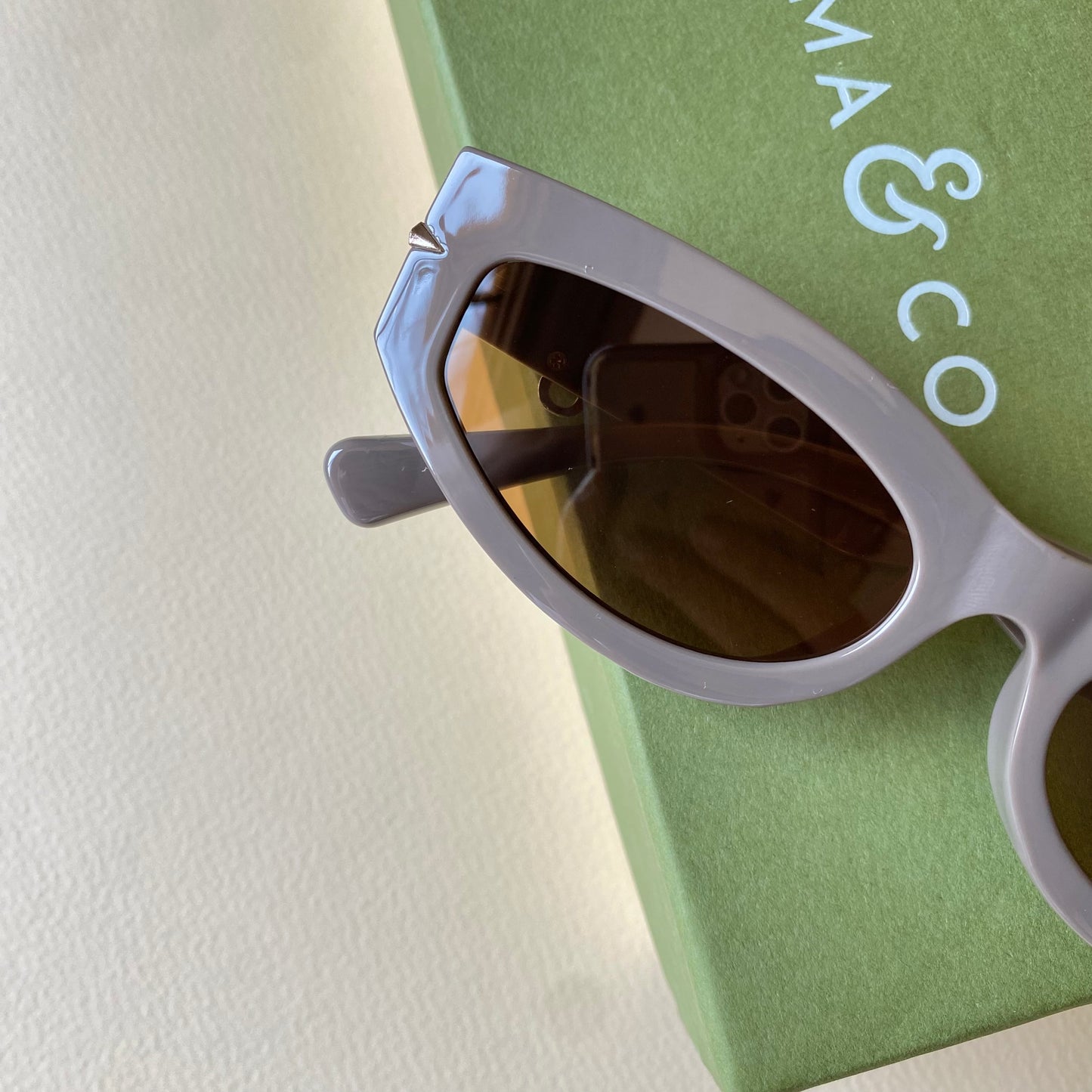 0004-4 Modern Oval Frame Sunglasses