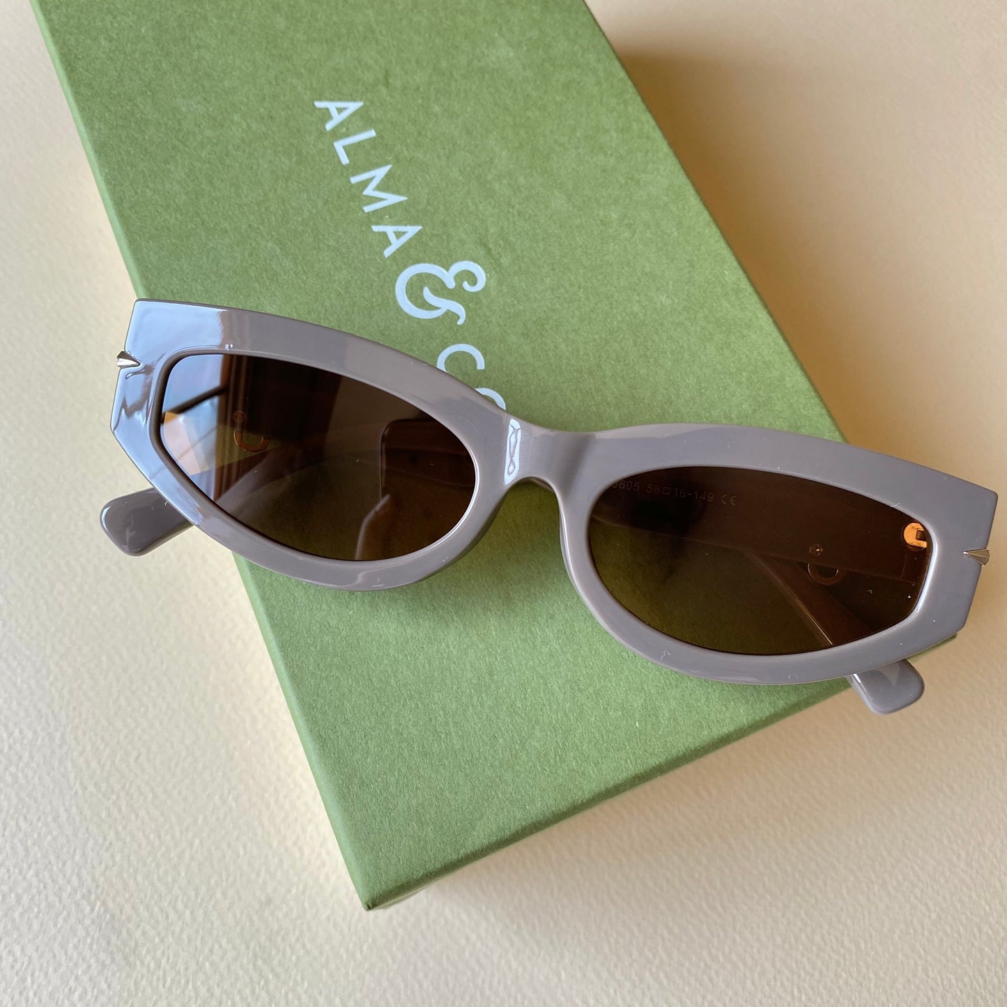 0004-4 Modern Oval Frame Sunglasses