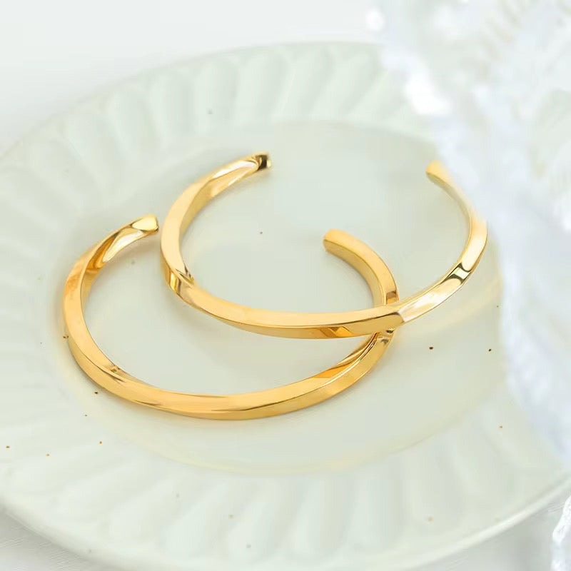 20280 Gold Plated Bangle