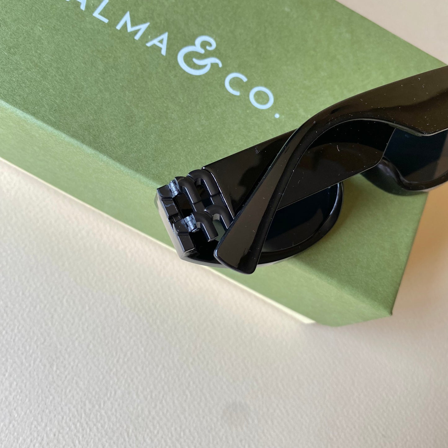 0001-3 Chunky Oval Sunglasses