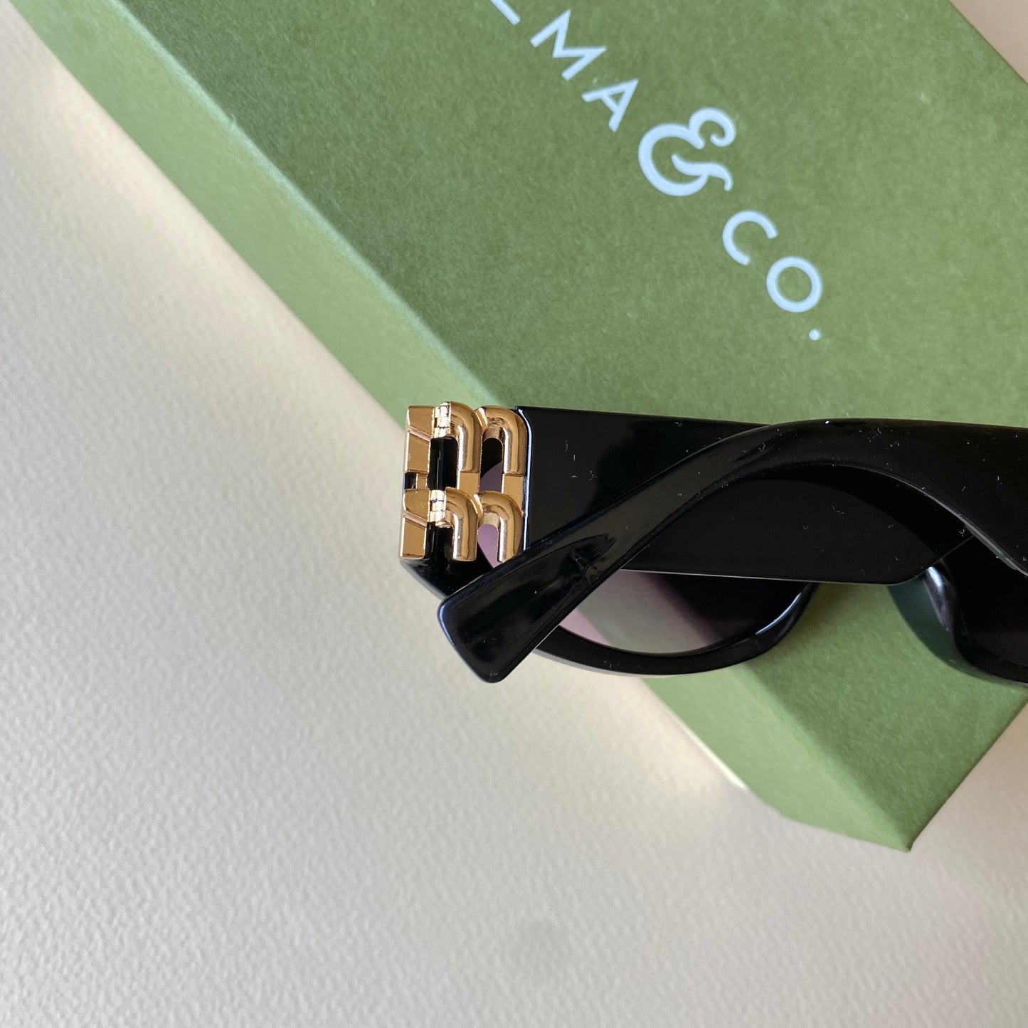 0001-4 Chunky Oval Sunglasses