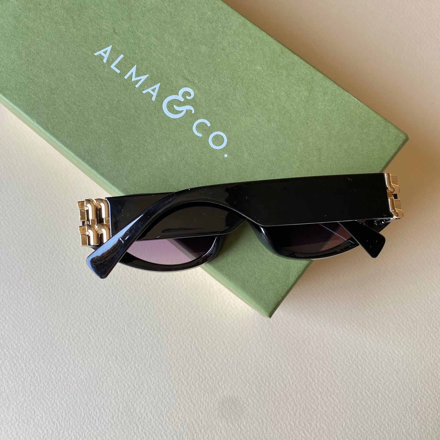 0001-4 Chunky Oval Sunglasses