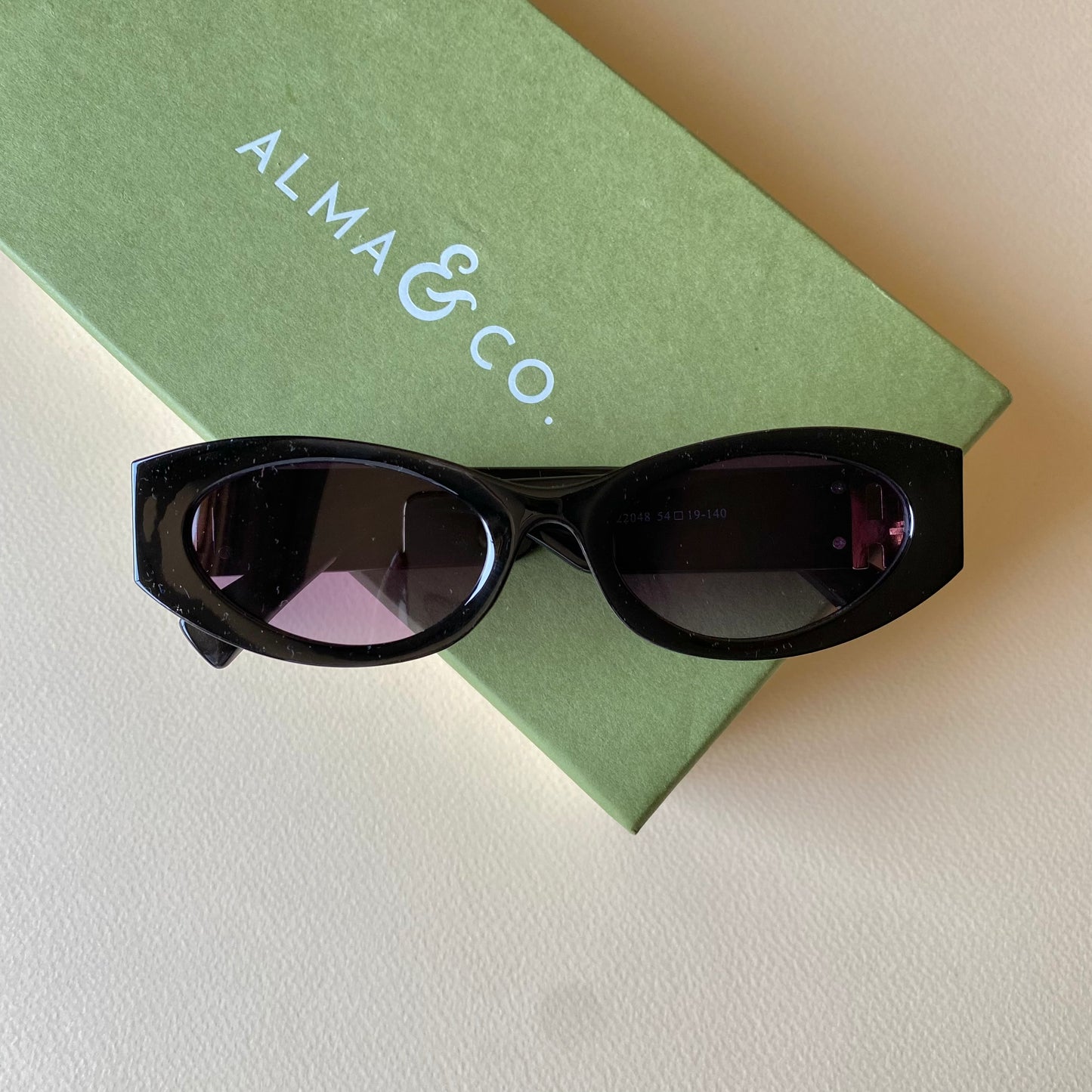 0001-4 Chunky Oval Sunglasses