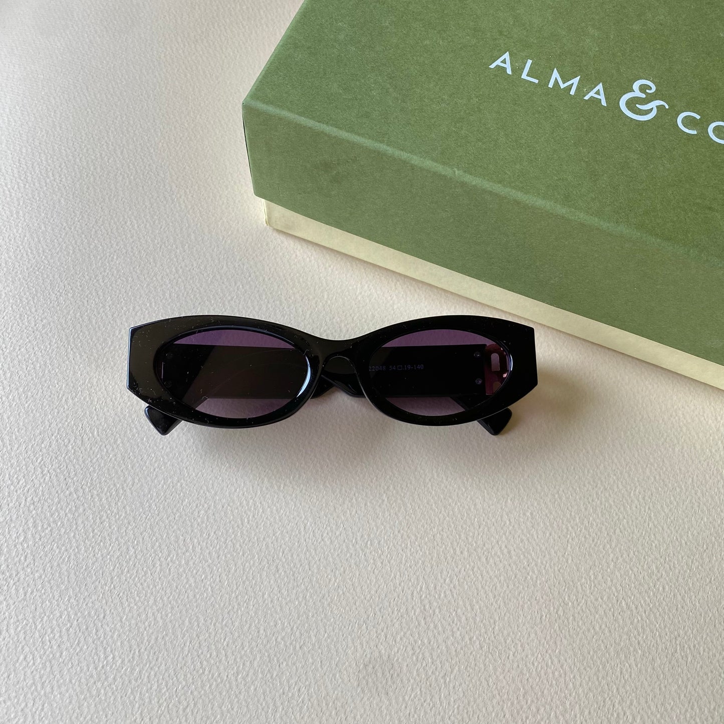 0001-4 Chunky Oval Sunglasses