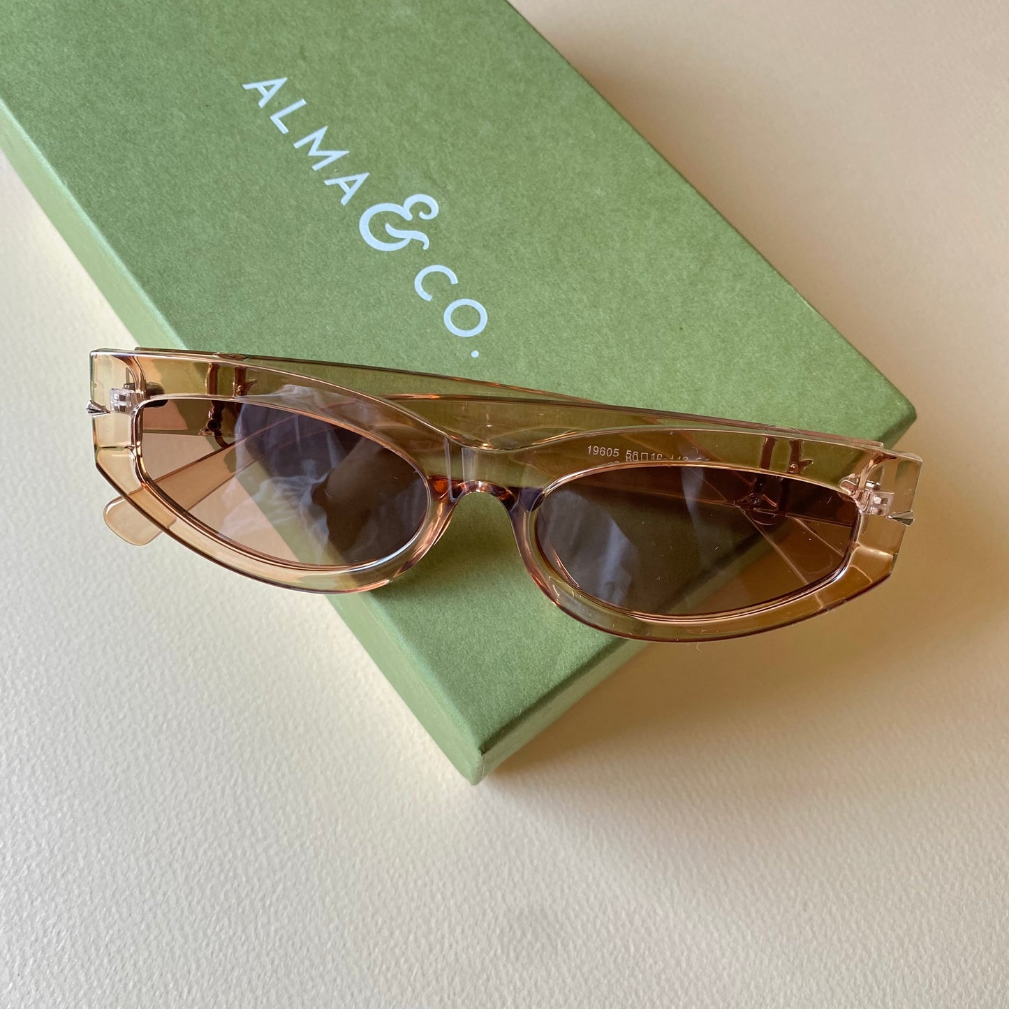 0004-1 Modern Oval Frame Sunglasses