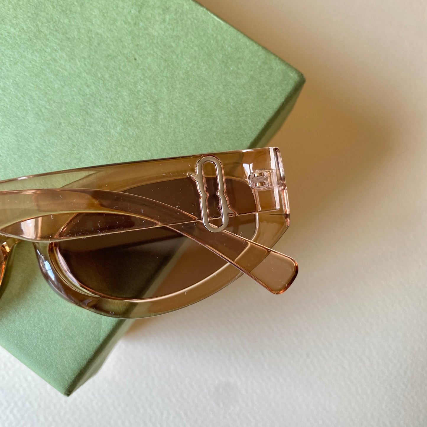 0004-1 Modern Oval Frame Sunglasses